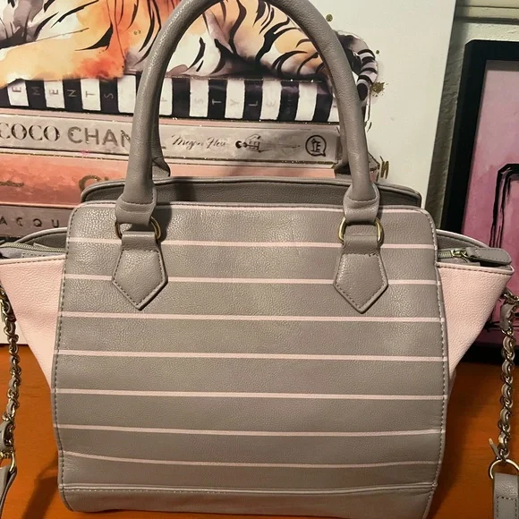 EUC Betsey Johnson Bag w/ Crossbody Strap - Picture 2 of 8